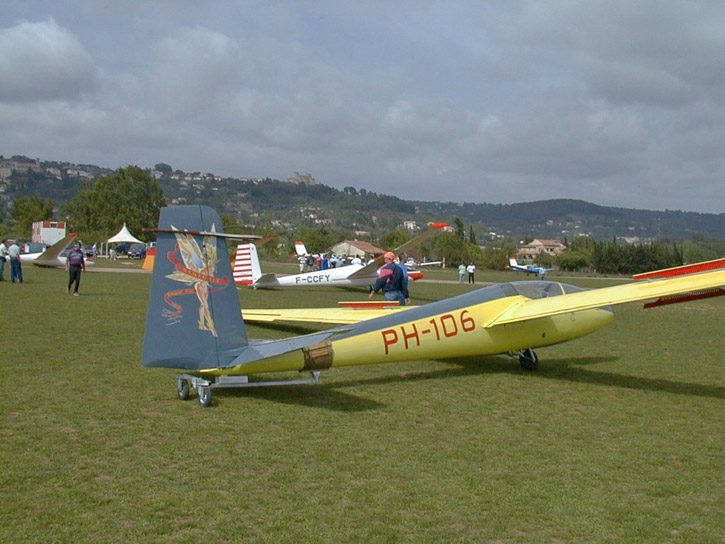 Vintage glider meeting at Fayence, 2000